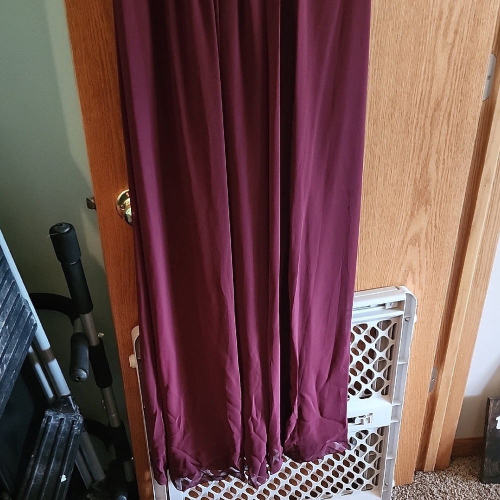 Elegant Burgundy Maxi Dress - Picture 3 of 7